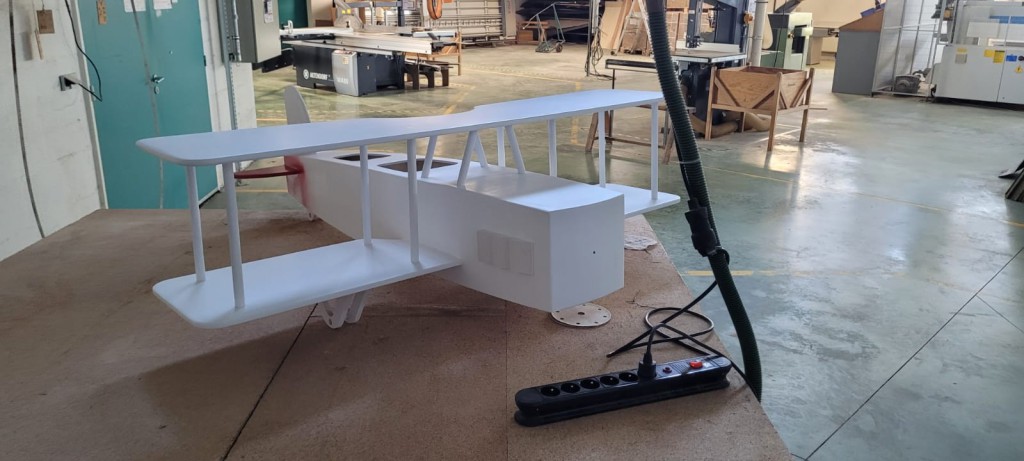 L'avion du Petit Prince en cours de fabrication à l'atelier ébénisterie