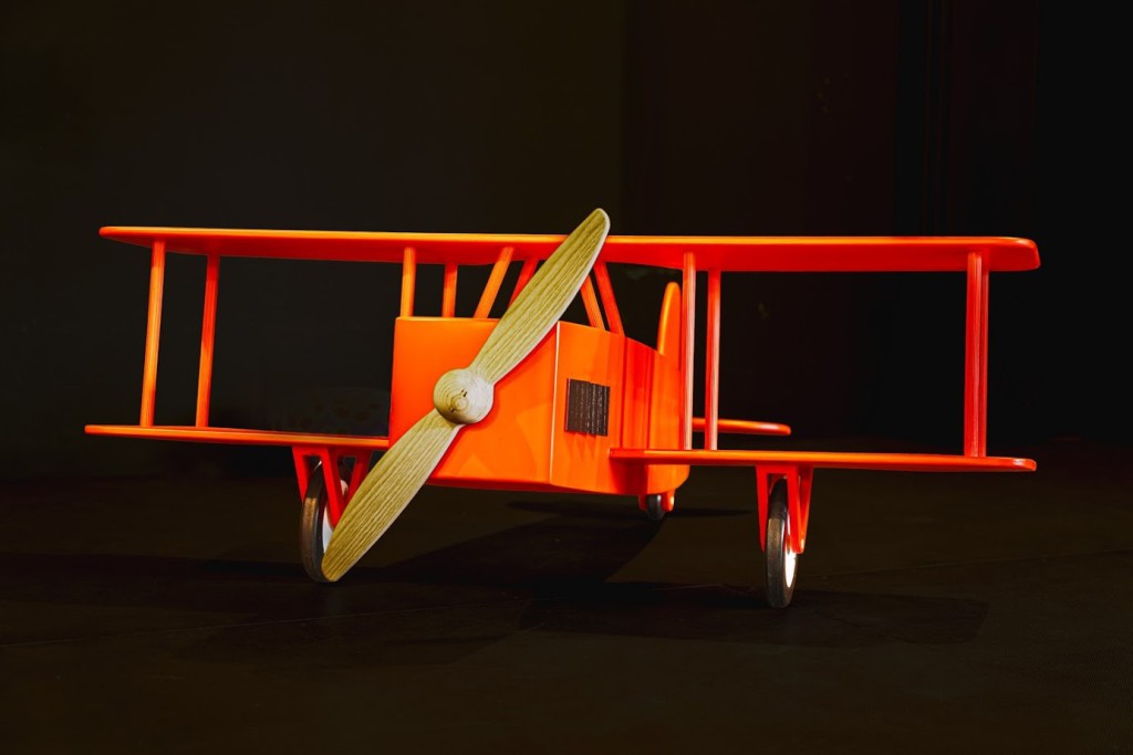 L'avion biplan peint, installé sur la scène