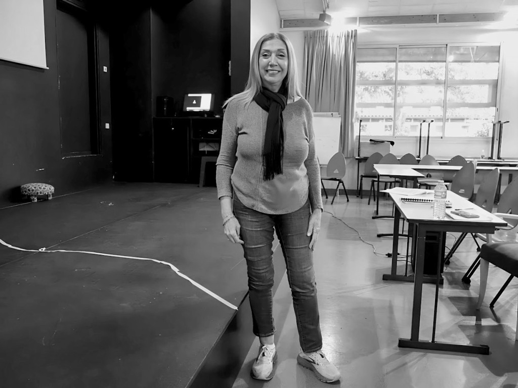 Maha, la metteuse en scène, dans le théâtre du lycée